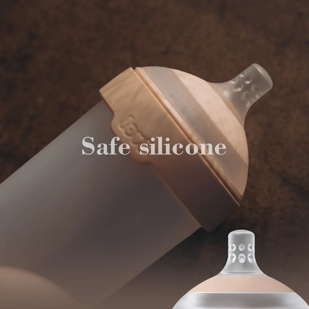 Close-up van een speen. Roze basis, transparante opzet. Tekst: Safe silicone.