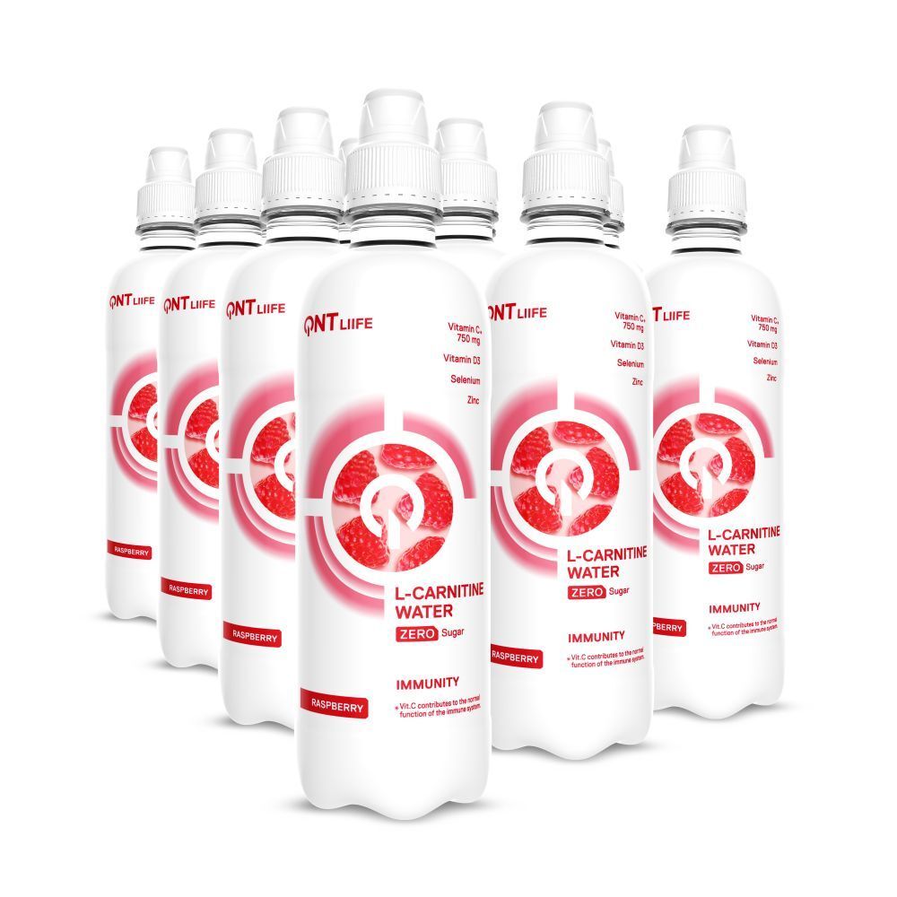 Meerdere witte flessen. Opschrift: QNT LIFE, L-Carnitine Water, Zero Sugar, frambozensmaak.