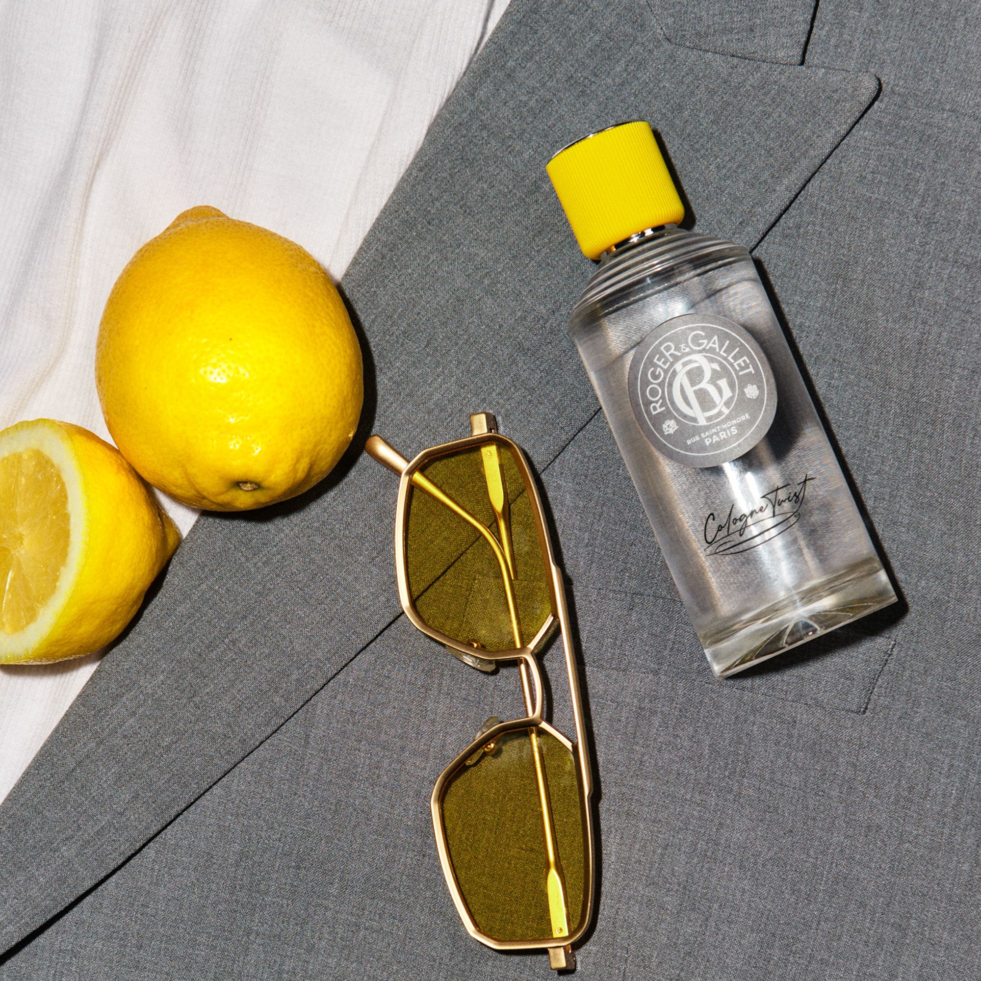 Achterkant van de doos. Grijze doos met tekst en logo.