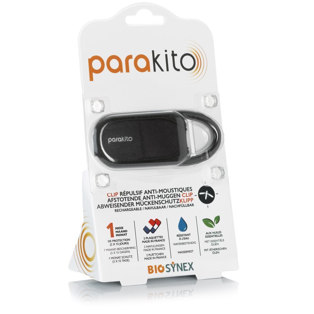 Zwarte clip in blisterverpakking. Merk: Parakito. Tekst: Repellent Clip. Kenmerken: 1 maand bescherming, 2 plaatjes, waterbestendig, essentiële oliën.