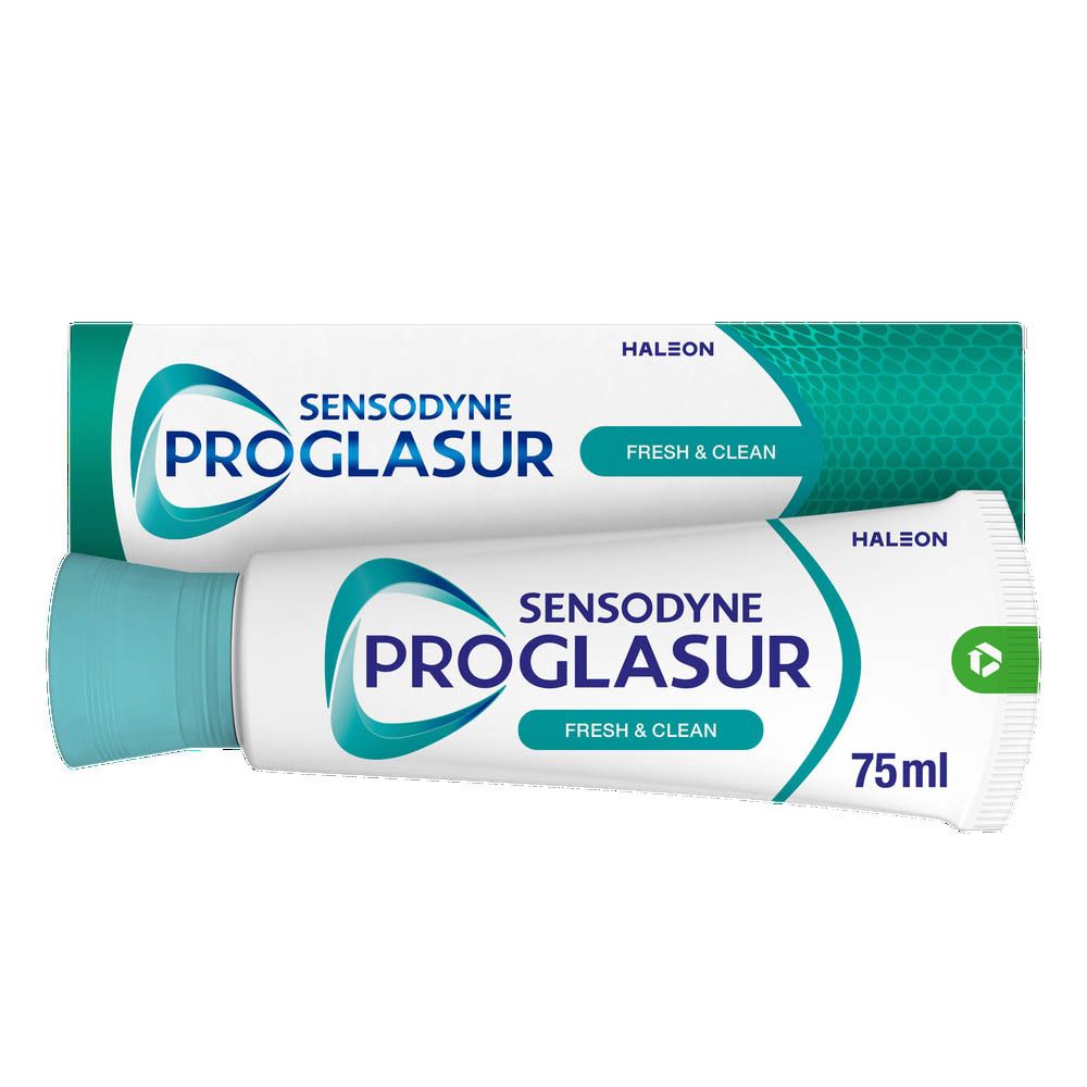 Tandpasta tube Sensodyne Proglasur, 75ml. Tekst: Fresh & Clean. Blauw-wit design. Groene markering.