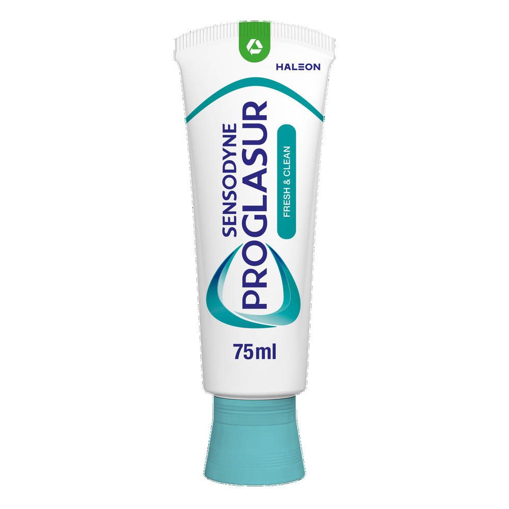 Tandpasta tube Sensodyne Proglasur, 75ml. Tekst: Fresh & Clean. Blauw-wit design. Groene markering.