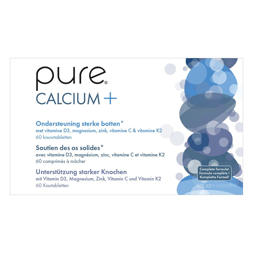 Achterkant van de witte doos met "pure CALCIUM+". Meertalige tekst. Blauwe stippen.