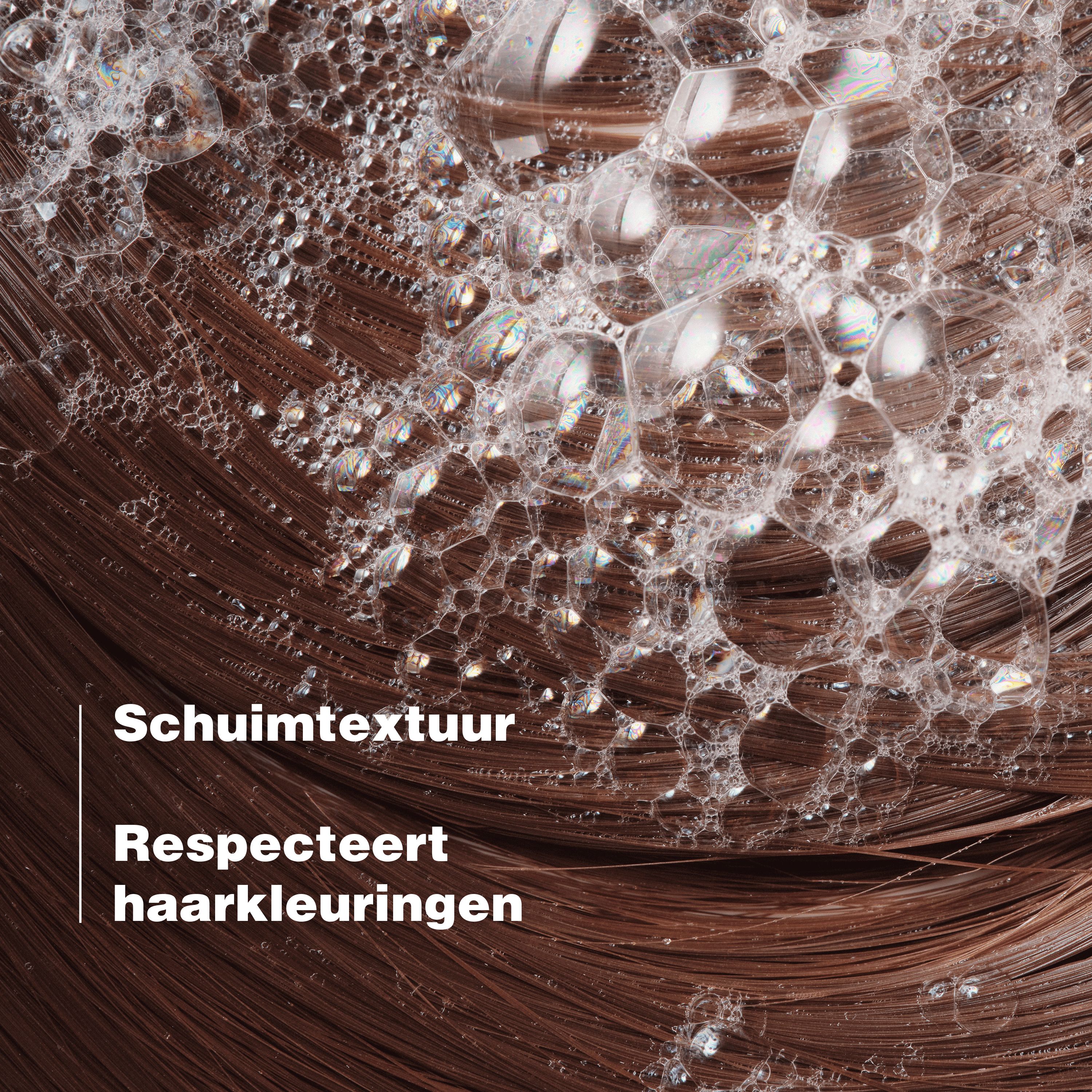 Close-up van bruin haar met schuim. Tekst: Schuimtextuur, Respecteert haarkleuringen.