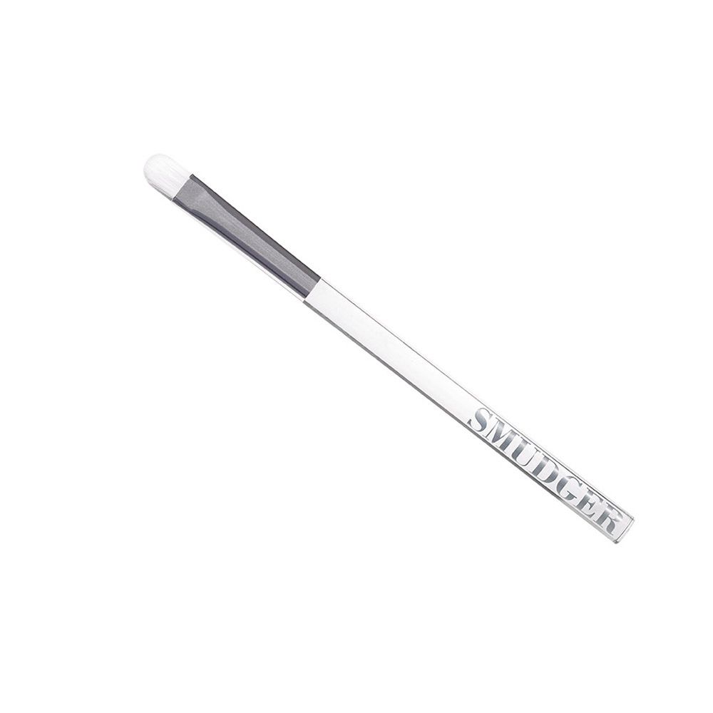 Penseel met witte borstelkop en zilverkleurige steel. Op de steel staat "SMUDGER".