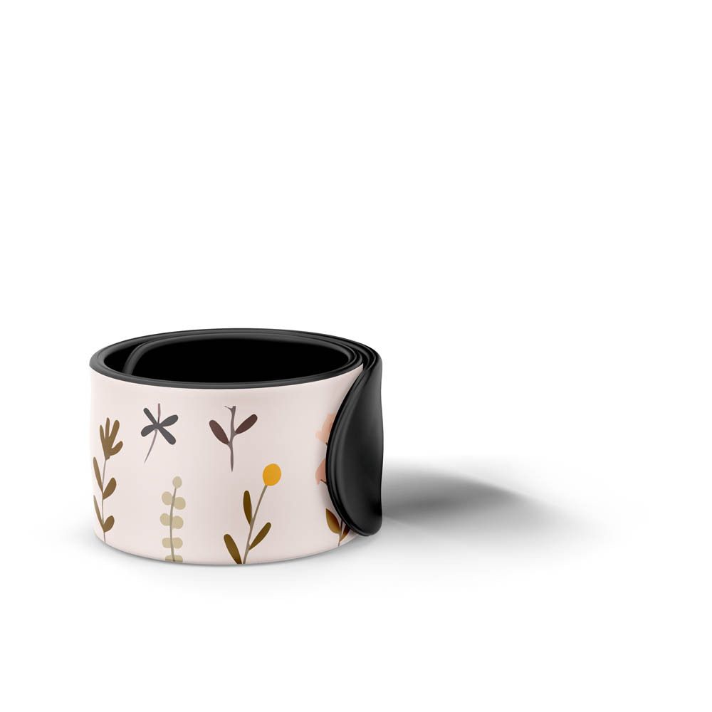 Bracelet Manouka anti-moustiques rechargeable, avec motif floral et petite bouteille.