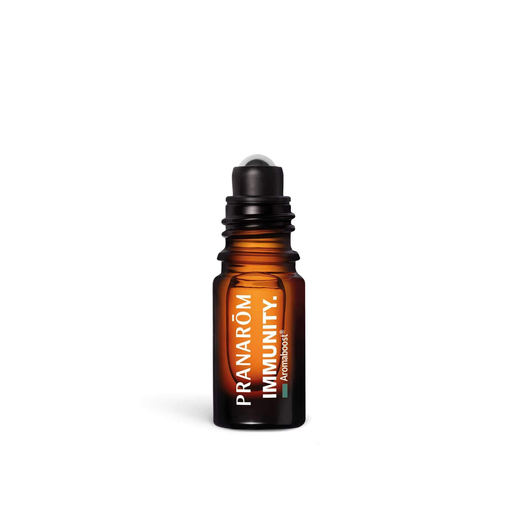 Bruine glazen fles met roll-on applicator. Opschrift: PRANARÔM, IMMUNITY. BIO-certificering.