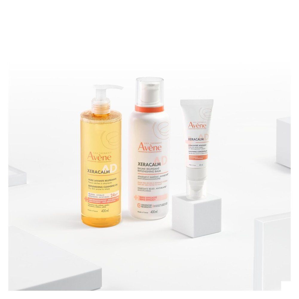 Drie producten. Eau Thermale Avène, XeraCalm A.D. Fles, spray, tube. Op witte achtergrond.