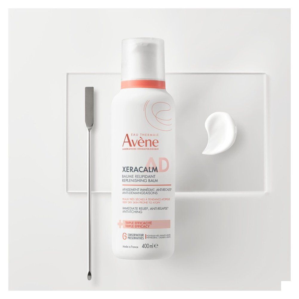 Fles en crème. Opschrift: Eau Thermale Avène, XeraCalm A.D, Baume, 400 ml. Spatel.