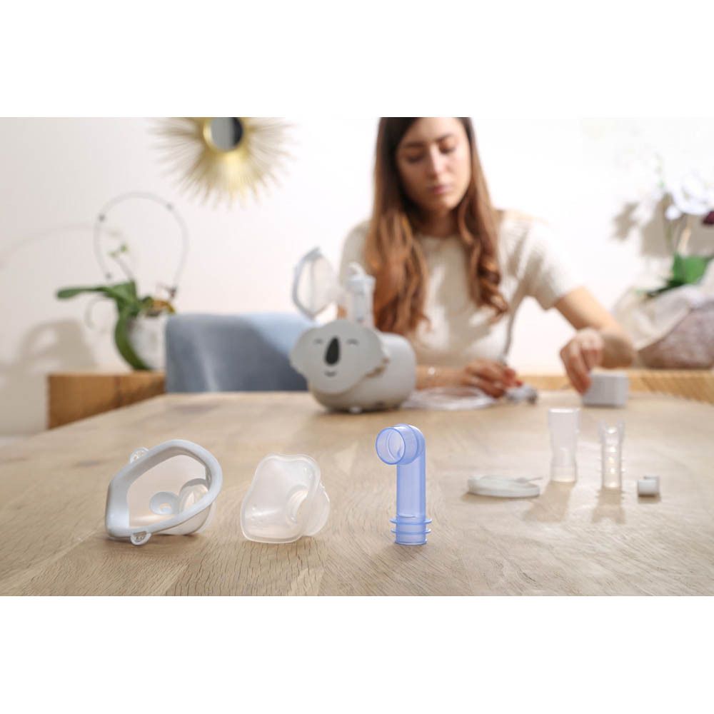 Koala vernevelaar en accessoires op tafel. Verschillende onderdelen. Achtergrond: hout.