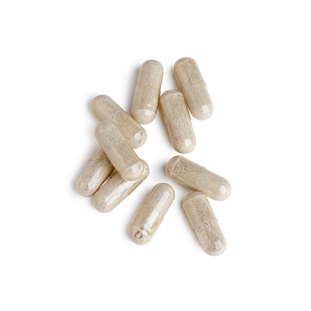 Capsules op witte achtergrond. Lichtbruine, langwerpige capsules. Meerdere capsules.