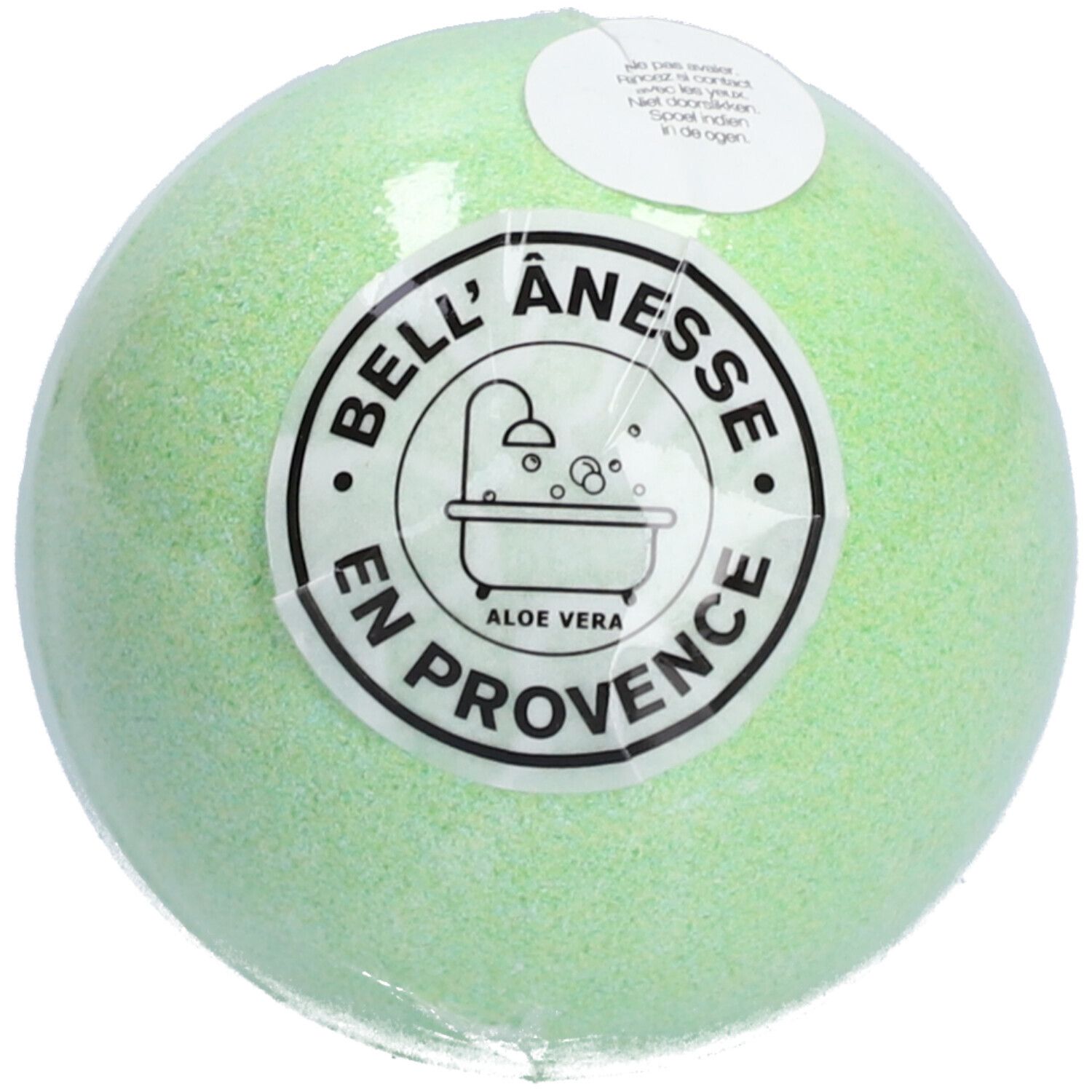 Boule de bain verte, ronde, emballée. Étiquette avec logo et texte: BELL' ÂNESSE, Aloe Vera, En Provence.