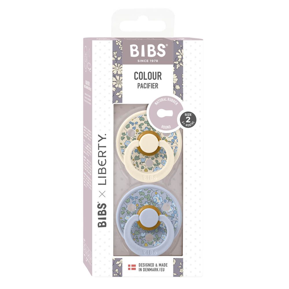 Verpakking met twee BIBS x Liberty fopspenen, maat 2. Blauwe en crèmekleurige fopspenen met bloemenpatroon. Gemaakt in Denemarken.