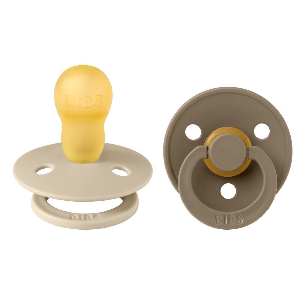 Twee BIBS fopspenen. Eén fopspeen lichtbruin, één donkerbruin. Beide met ring en speen. BIBS logo zichtbaar.