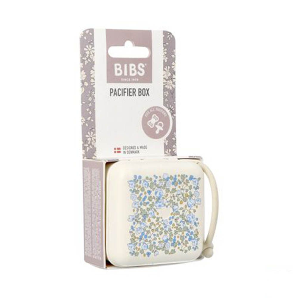 BIBS fopspeenbox in verpakking. Beige doos met blauw bloemmotief. Deksel met handvat. Verpakking met logo.