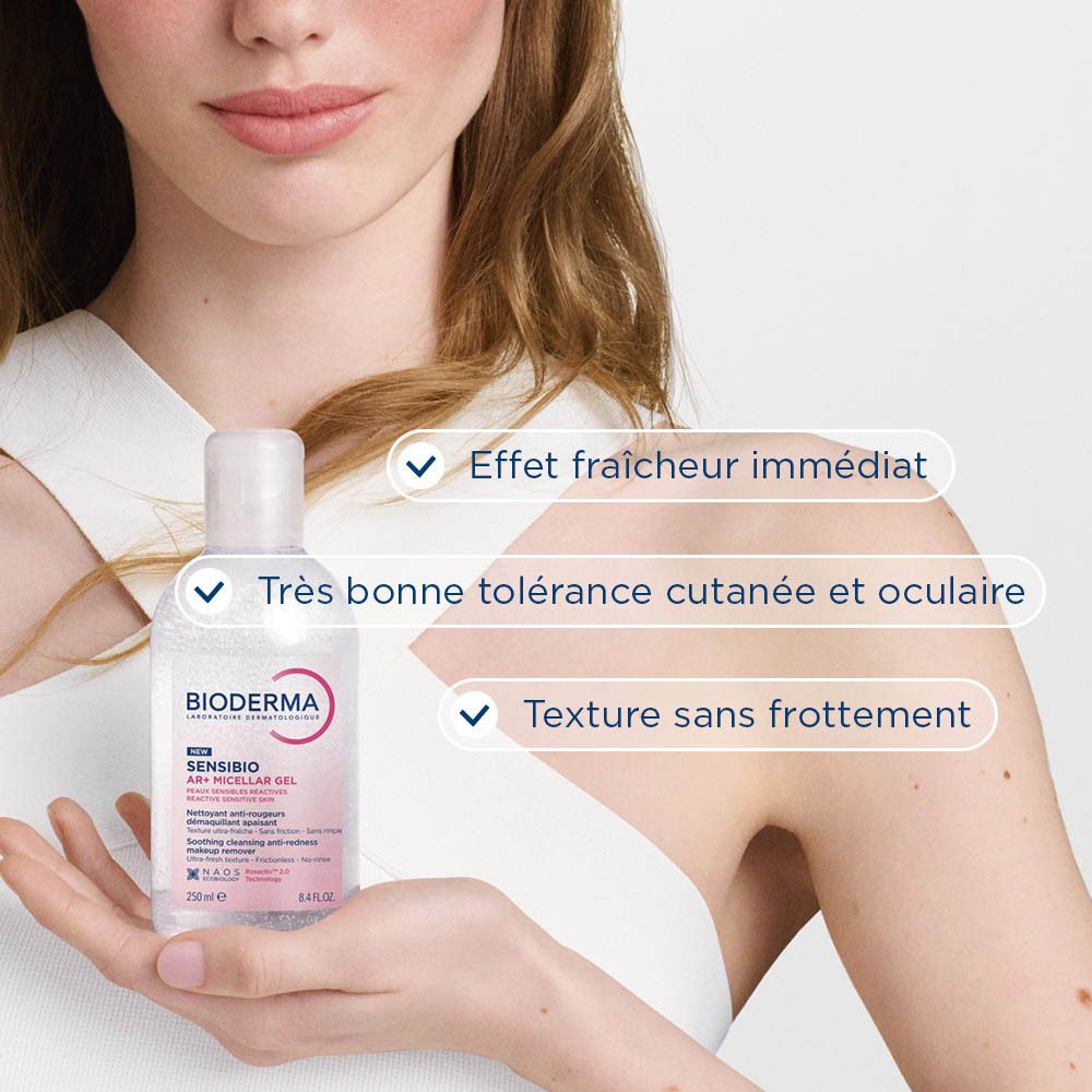 Femme tenant Bioderma Sensibio AR+ Gel Micellaire. Texte: Effet fraîcheur immédiat, Très bonne tolérance.