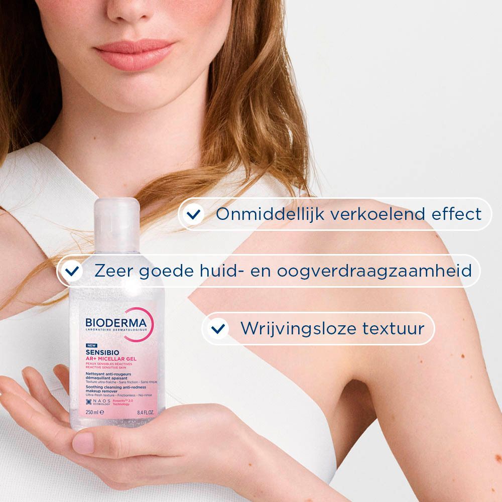 Vrouw houdt Bioderma Sensibio AR+ Micellaire Gel vast. Tekst: Onmiddellijk verkoelend effect, Zeer goede huid-.