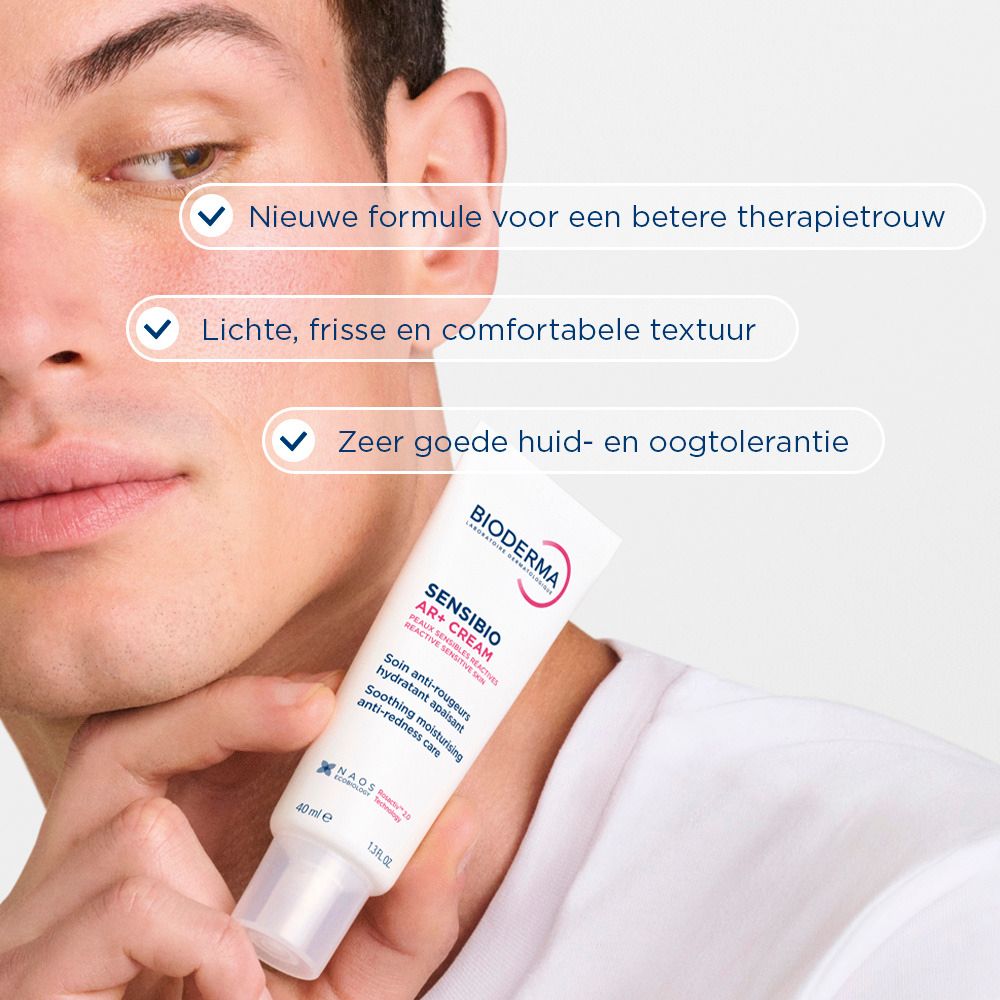 Zijkant van de verpakking Bioderma Sensibio AR+ Cream. Nederlandse tekst. Roze en wit.