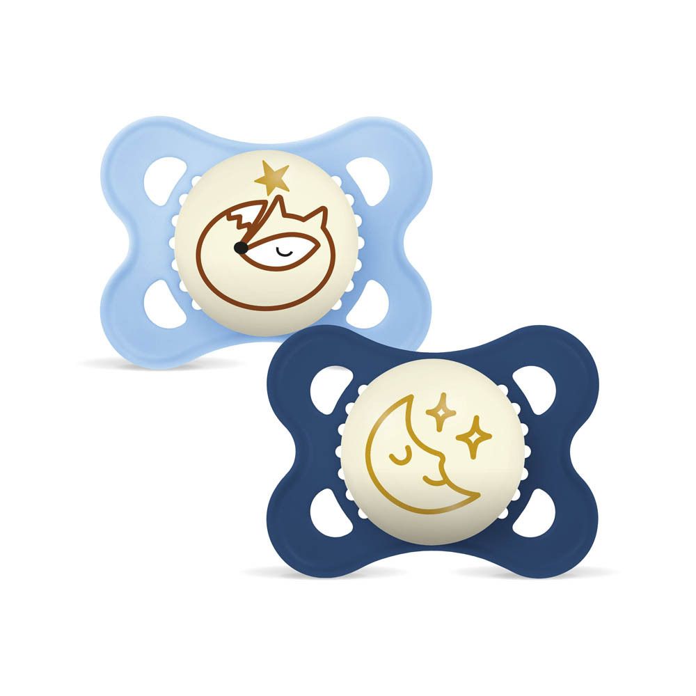 Twee MAM Original Nacht speentjes van siliconen, 0-6 maanden, blauw en beige, met nachtlichtfunctie.