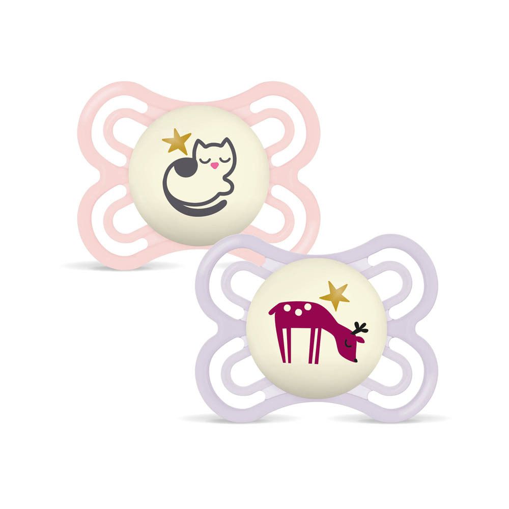 Twee MAM Perfect Night spenen, 0-6 maanden, siliconen, roze en lichtroze, met dierenmotieven.