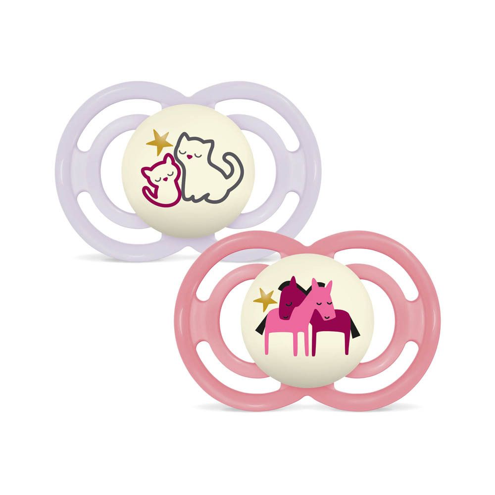Twee roze MAM Perfect Night fopspeentjes met dierenmotieven (katten en vogels) voor 6-16 maanden.