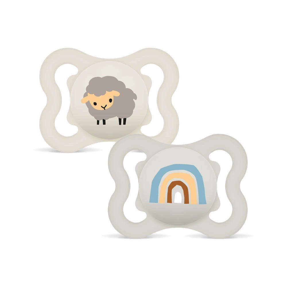 Twee lichte fopspenen met dierenmotief. Eén toont een schaap, de ander een regenboog.