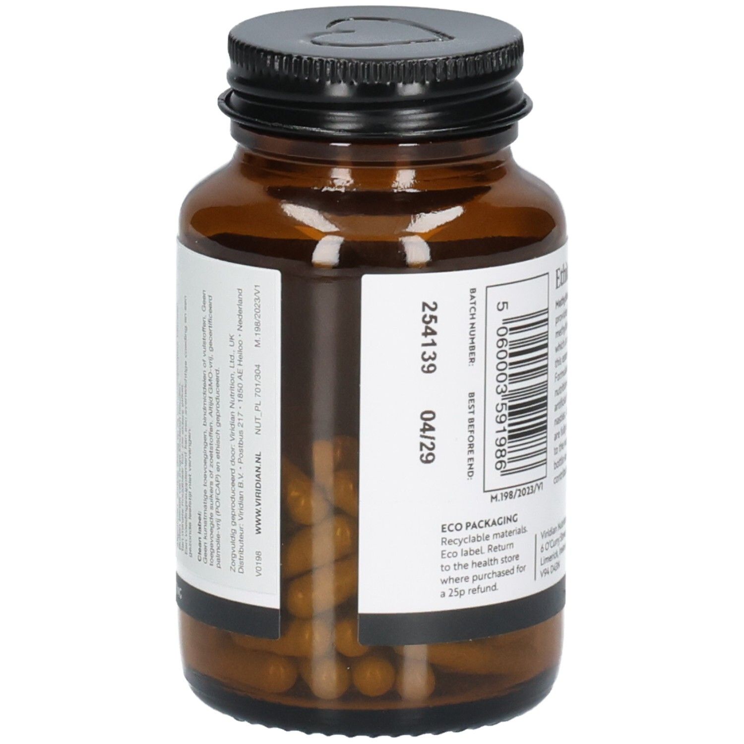 Zijkant van een amberkleurig glazen flesje met etiket waarop batchnummer en vervaldatum staan. 90 capsules.
