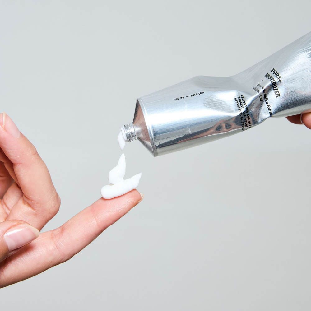 Zilveren tube met matterende vochtinbrengende crème van The Remedy Laboratory.
