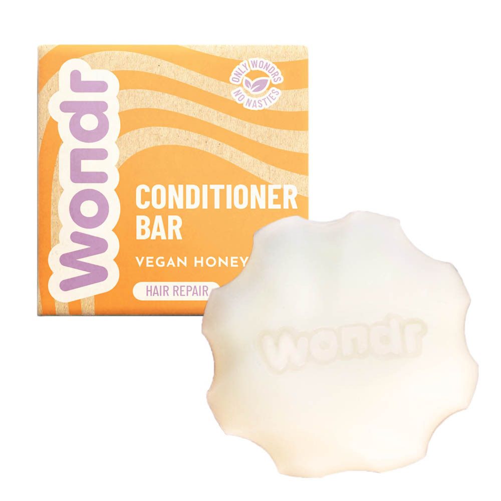 Product en verpakking. De Conditioner Bar is wit en bloemvormig. De verpakking is oranje met de productnaam.
