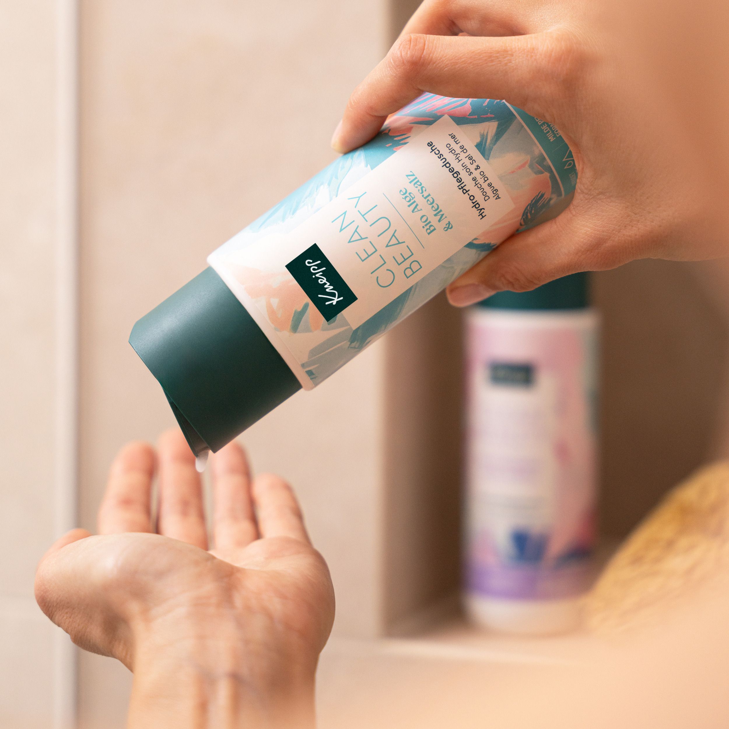 Kneipp Clean Beauty Hydro Douche. Achterkant van de fles. Tekst in het Nederlands, ingrediënten, recyclinginstructies, vegan logo.