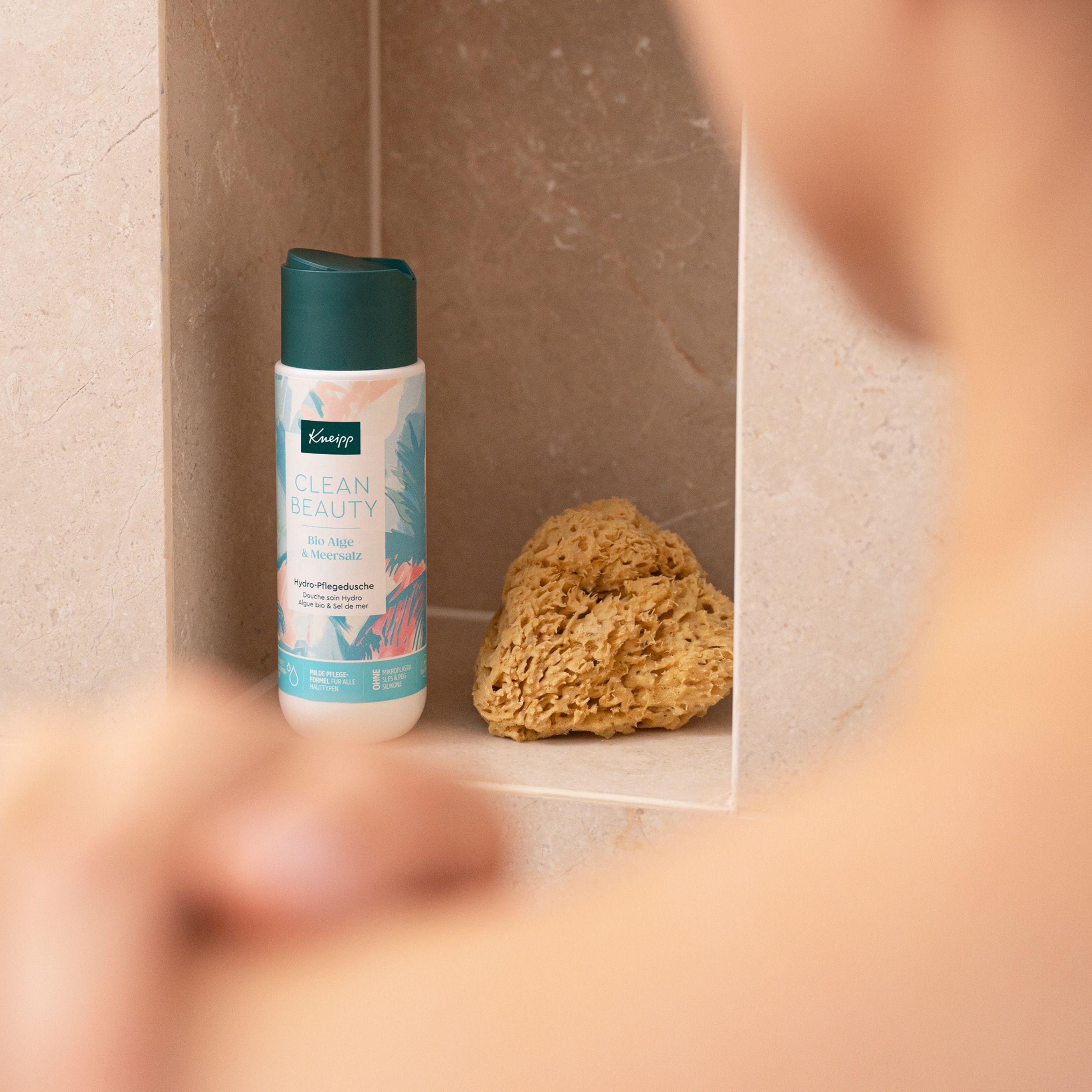 Kneipp Clean Beauty Hydro Douche. Dos du flacon. Texte en français, ingrédients, consignes de recyclage, logo vegan.