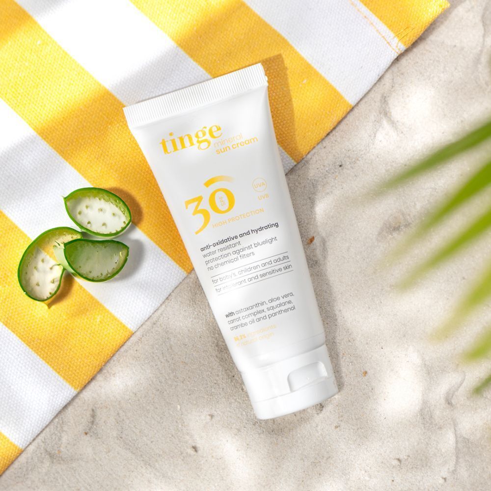 Achterkant van de Tinge Mineralische Zonnecrème SPF30 tube met gebruiksinstructies.