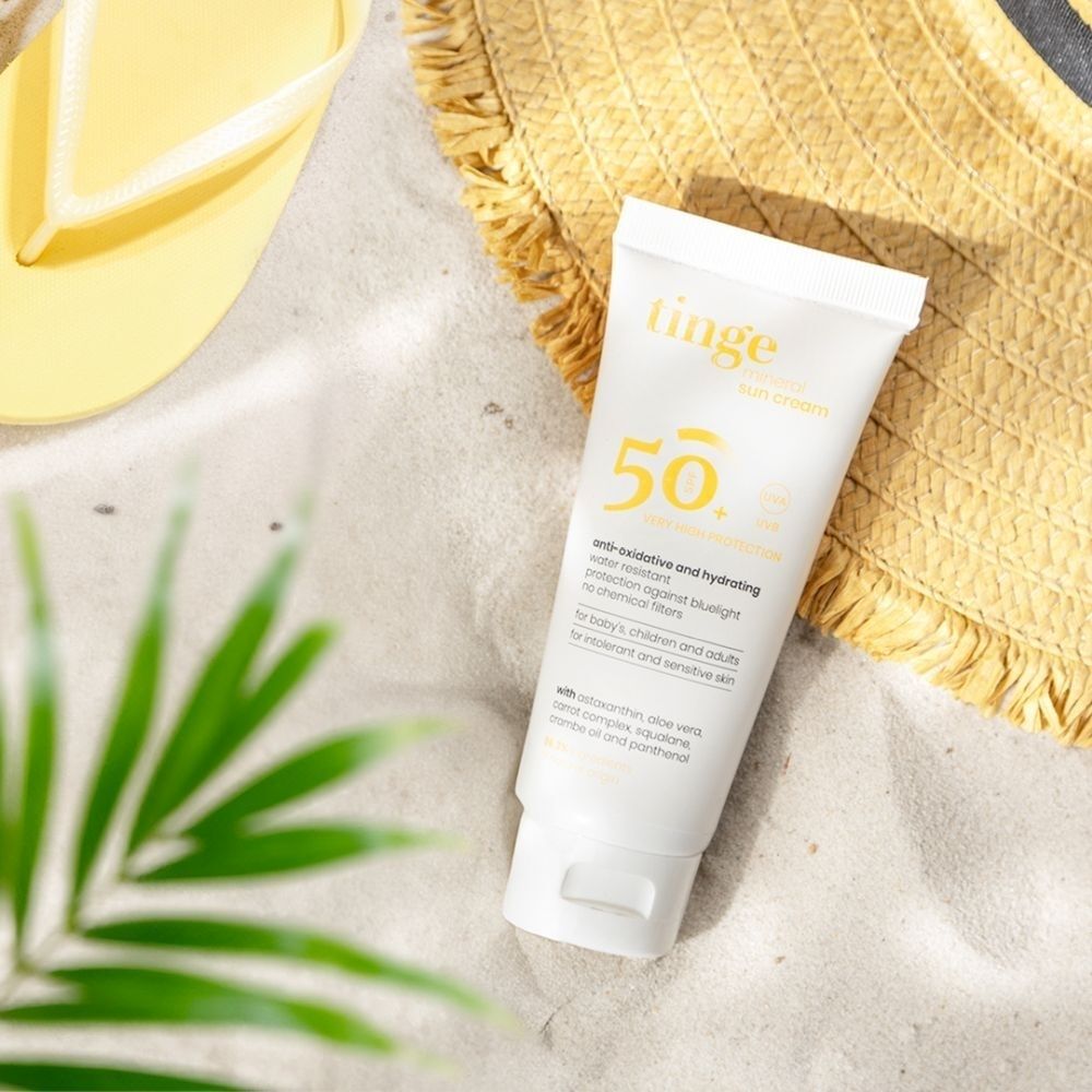 Tinge Minerale Zonnecrème SPF50+ op zand.