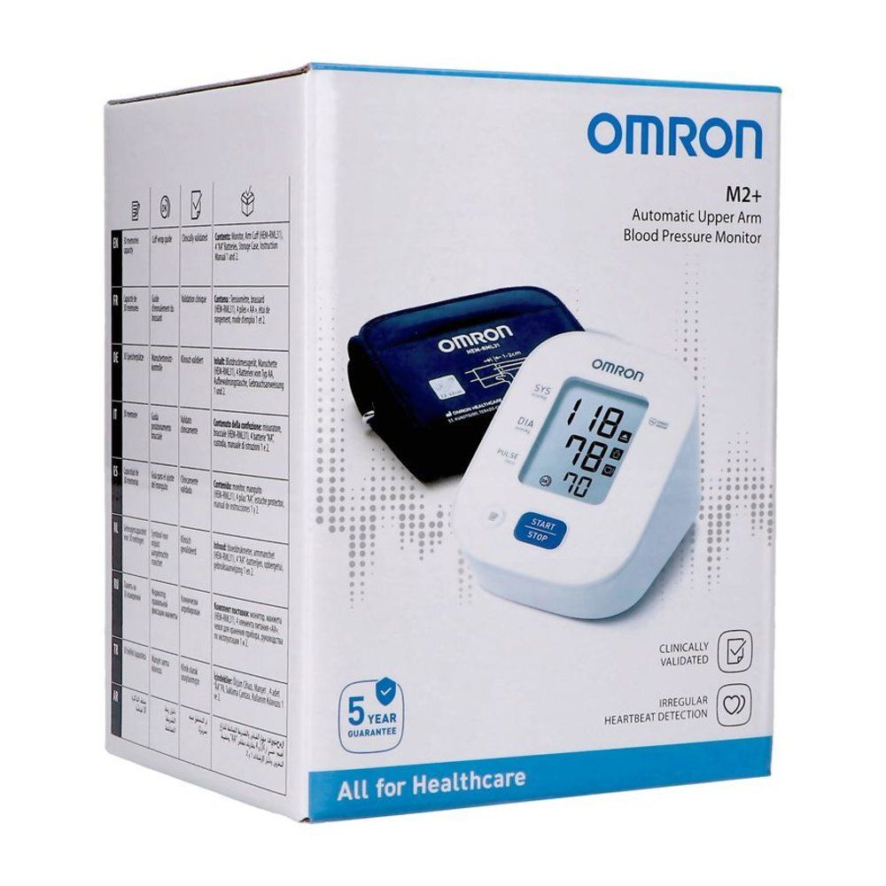 Omron M2+ bloeddrukmeter en manchet. Weergave met waarden. Wit apparaat met blauwe knop. Zwarte manchet.