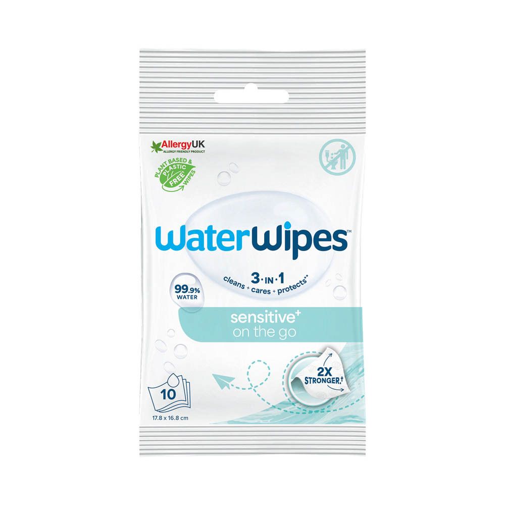 Kleine verpakking WaterWipes doekjes, wit met blauw logo. Opschrift: 99,9% water, sensitive on the go. 10 stuks.