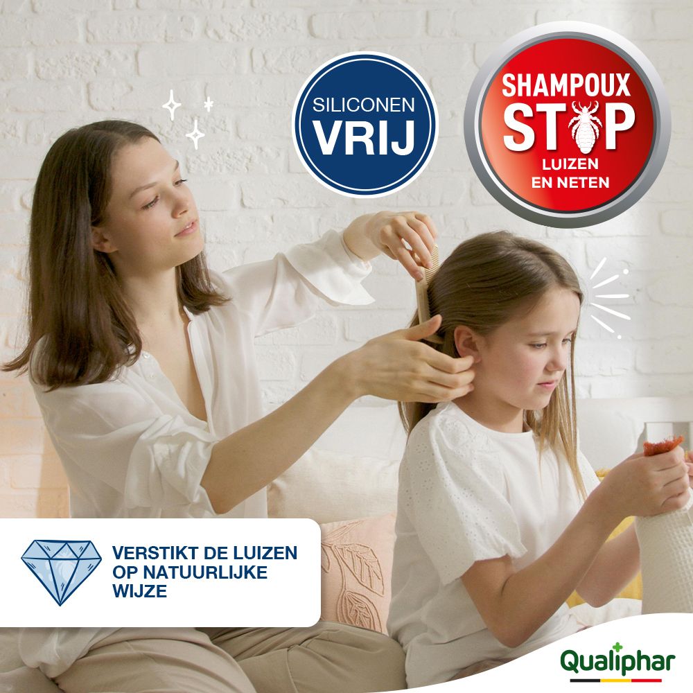 Vrouw kamt haar van kind. Stickers: Siliconenvrij en Stop luizen.