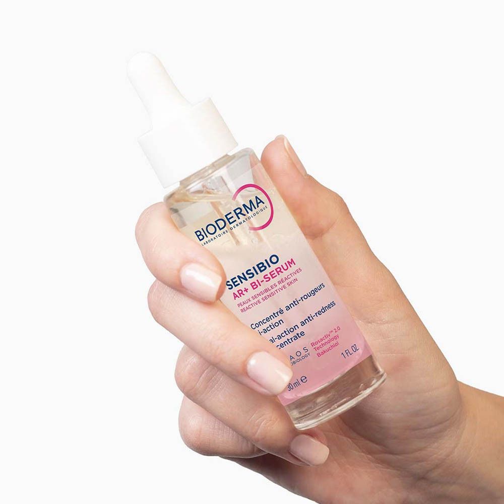 Flesje Bioderma Sensibio AR+ Bi-Sérum met pipet. Roze-wit serum. Achterkant met tekst.