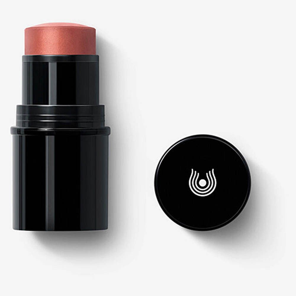 Zwarte lip- en wangstick met roze product. Zwarte dop met logo. Op witte achtergrond.