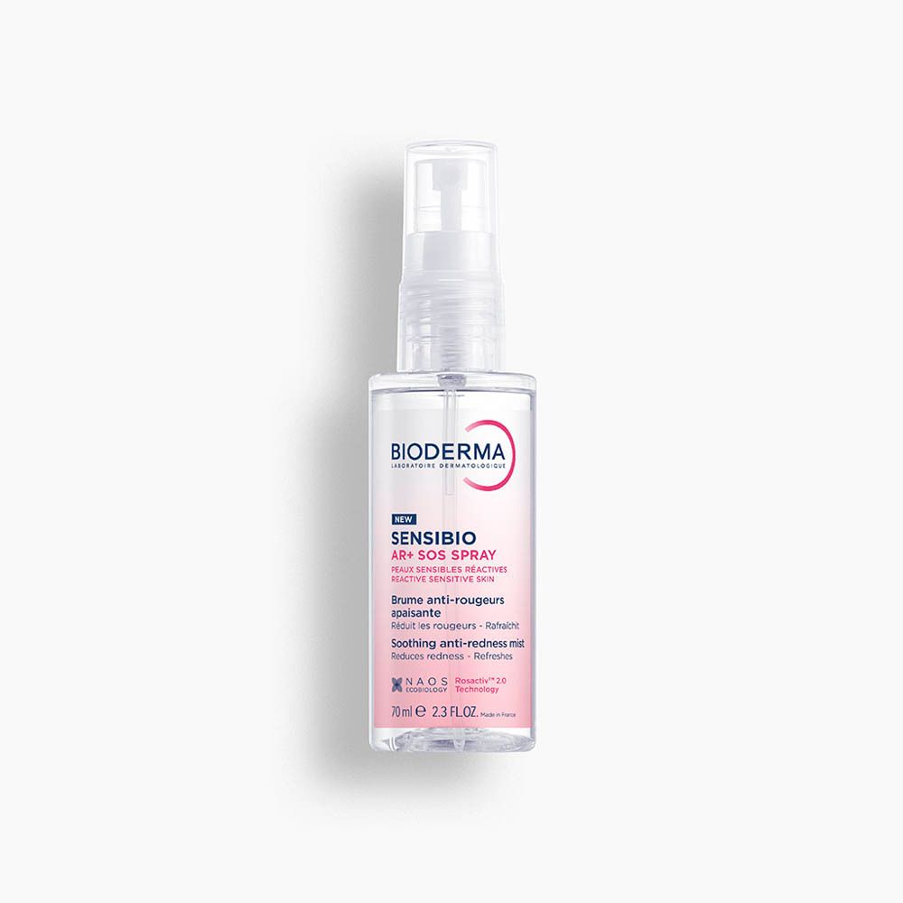 Bioderma Sensibio AR+ SOS Spray. Transparante fles met verstuiver. Roze etiket met productinformatie.