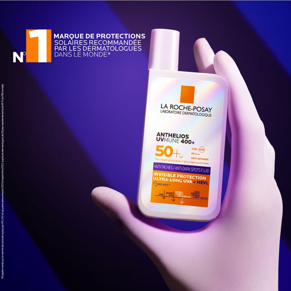 Produit dans une main. Texte: Anthelios Uvmune 400, SPF50+.