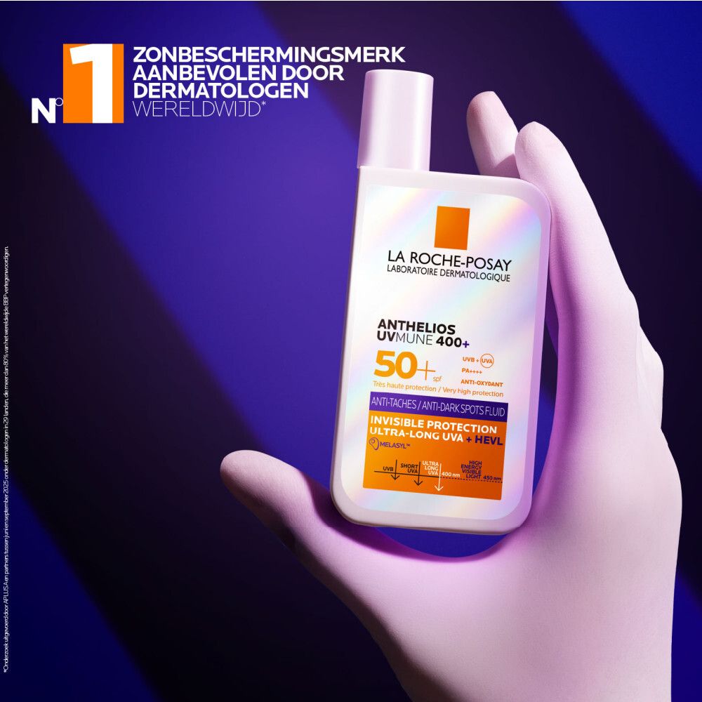 Product in een hand. Tekst: Anthelios Uvmune 400, SPF50+.