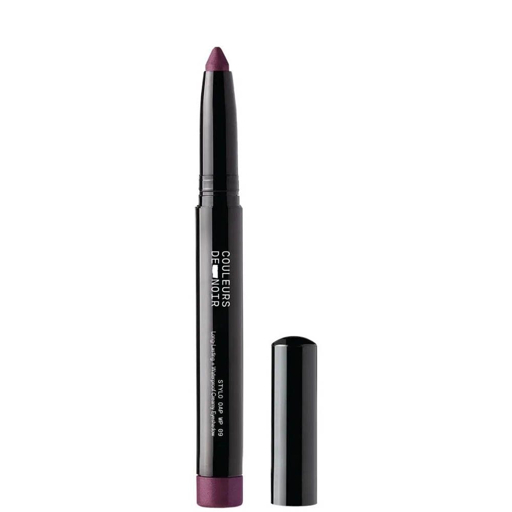 Zwarte pen met open dop. Opschrift: COULEURS DE NOIR, STYLO OAP WP 09. Kleur: Shimmery Plum.