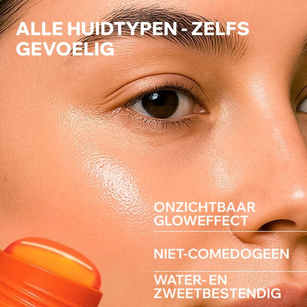 Close-up van een gezicht. Uriage Bariésun stick, tekst: Onzichtbaar, gloweffect.