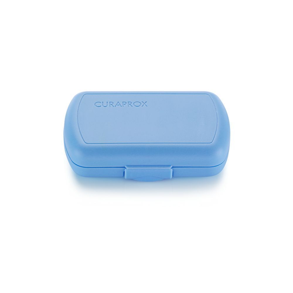 Gesloten blauwe reissetbox. Merk Curaprox.