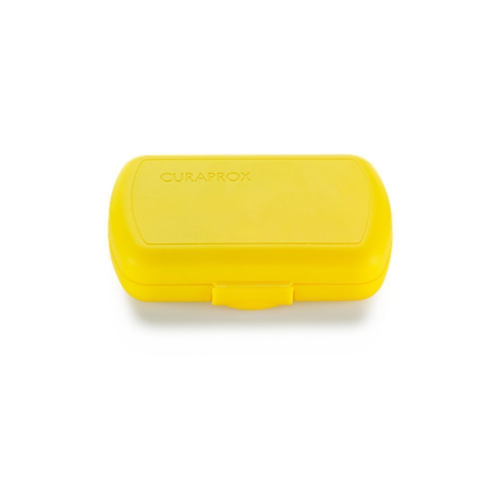 Gesloten gele reissetbox. Curaprox-logo op de bovenkant.