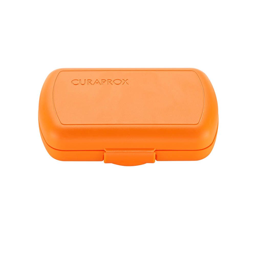 Oranje CURAPROX opbergdoosje met klapdeksel.