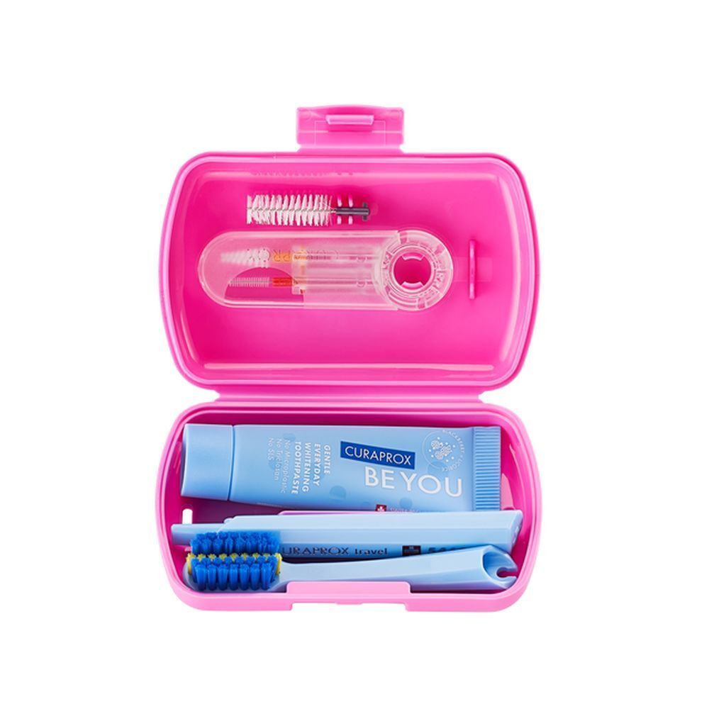 Open roze reis-set. Bevat tandenborstel, tandpasta, interdentale borstels. Merk Curaprox.