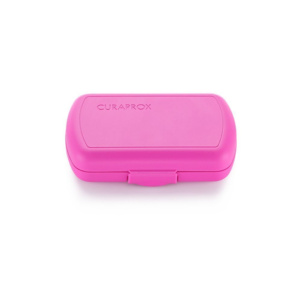 Gesloten roze reis-set. Merk Curaprox. Rechthoekige vorm met afgeronde hoeken.