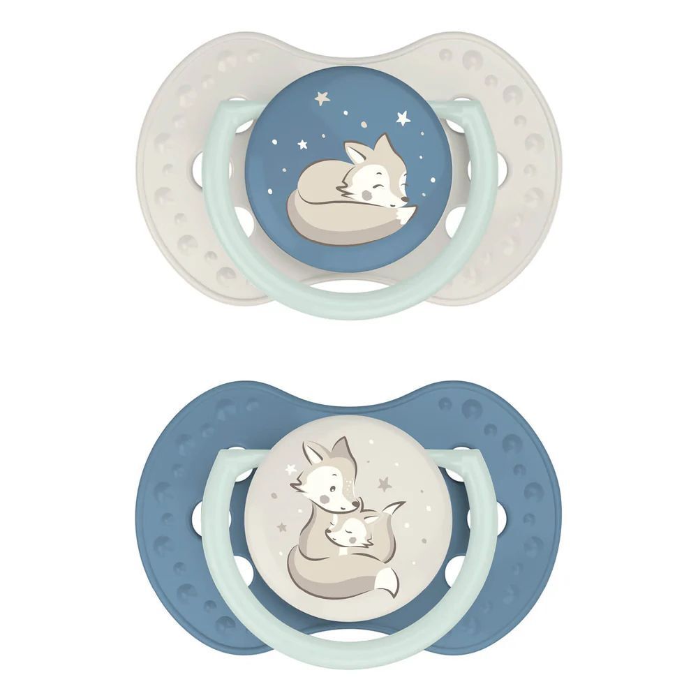Twee fopspenen met vossenmotief. Blauw en beige. Ronde spenen, ovale schilden. Sterren op de ronde delen.