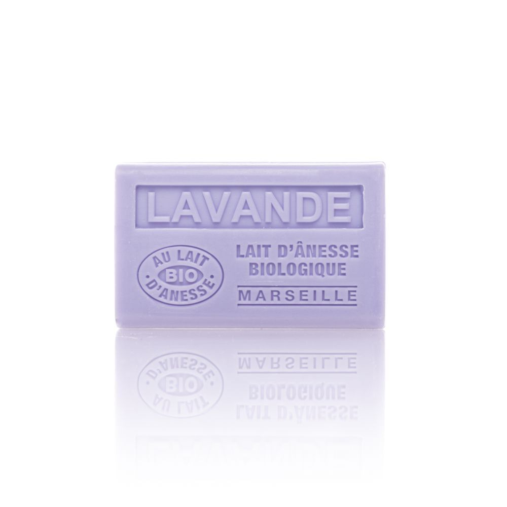 Lichtpaarse zeep met opschrift "LAVANDE". Tekst: "AU LAIT D'ÂNESSE BIOLOGIQUE MARSEILLE". Bio-label.